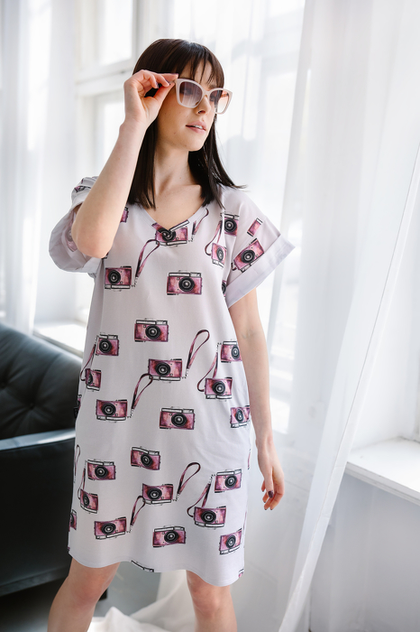 0128-22 DRESS WOMAN / GRAY CAMERA