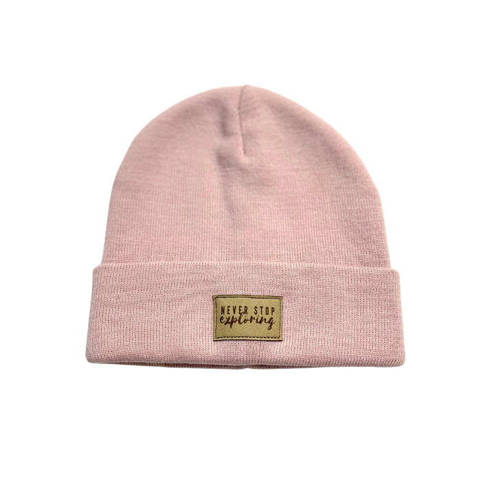 267-22 CZAPKA / BEANIE "NEVER STOP EXPLORING" / PINK