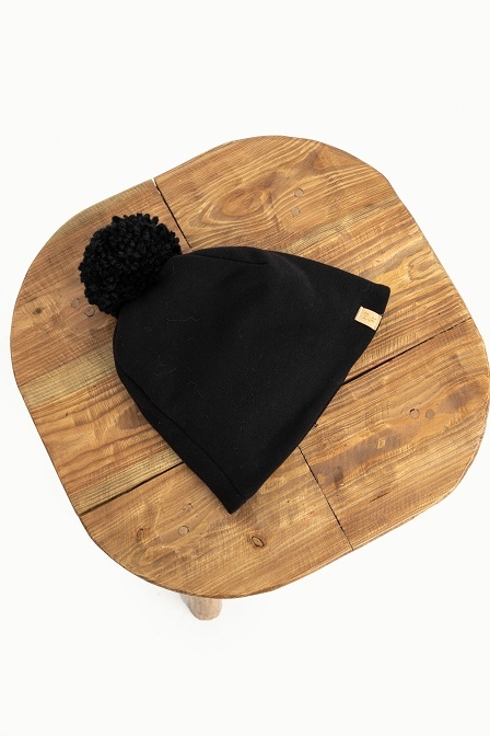 19-135 CZAPKA / BEANIE / BLACK POMPON